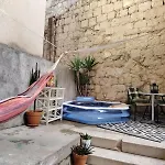 Garden Living Room, Cozy Split